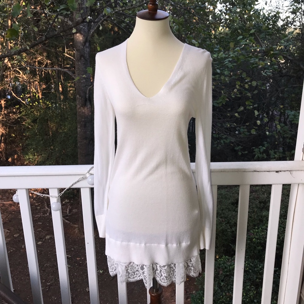 Long sleeve tunic top with lace detail on hem